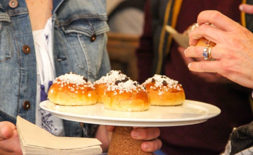 A plate of Bath buns